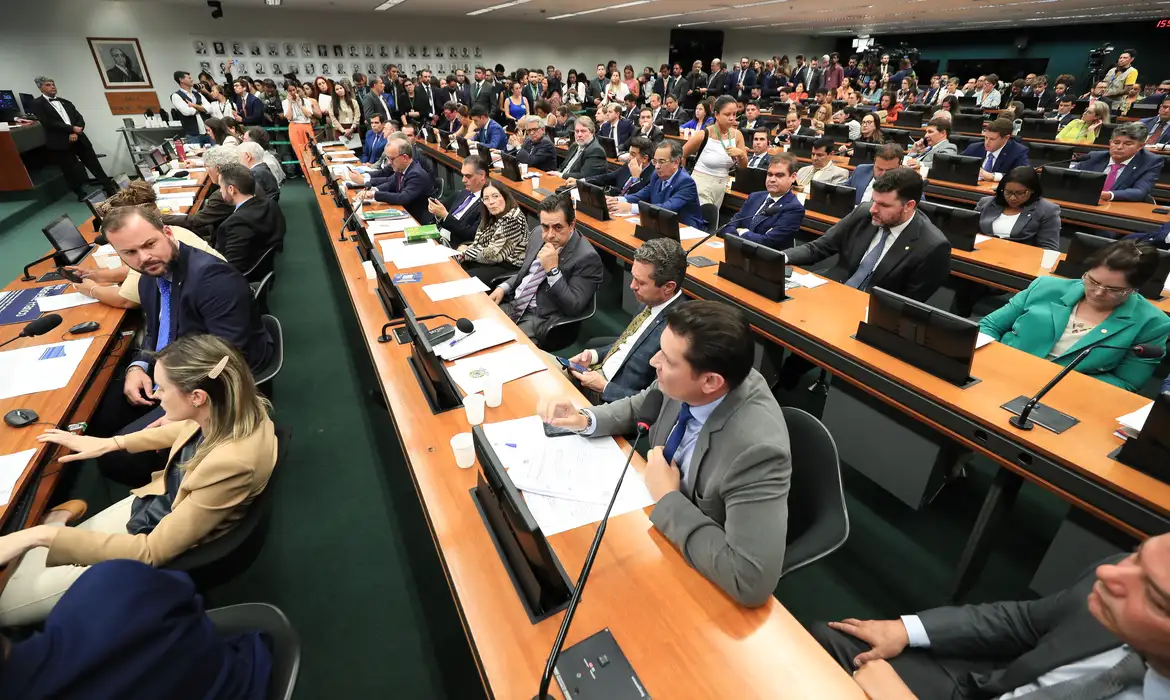 CCJ da Câmara retoma análise do fim da escala 6x1 nesta quarta - Deixa eu te falar