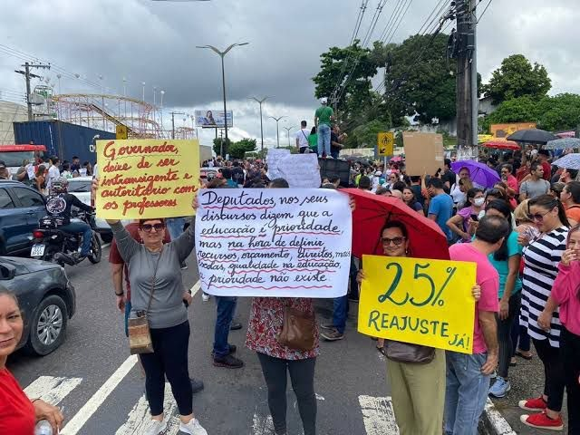Governo vai descontar dias não trabalhados por professores durante greve - Deixa eu te falar