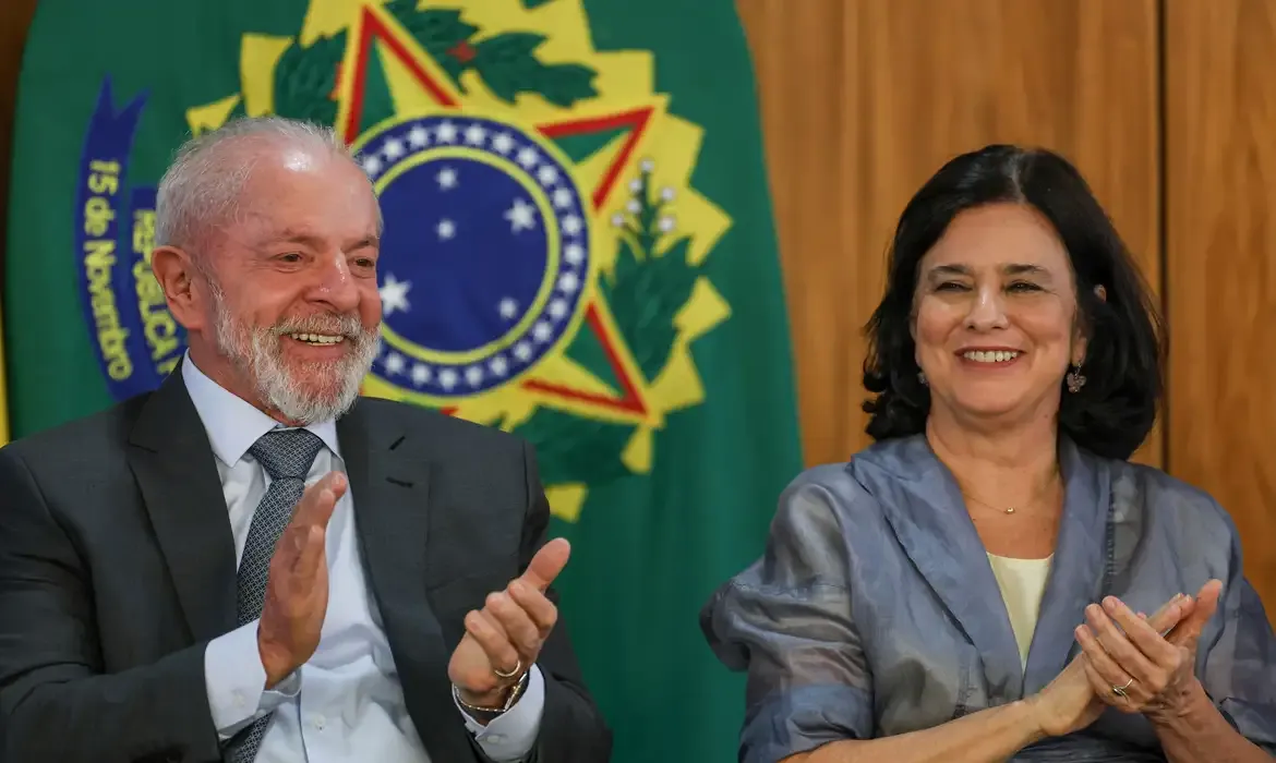 Governo anuncia vacina 100% nacional contra a dengue no SUS em 2026 - Deixa eu te falar