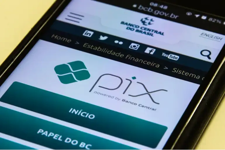 AGU pede que Polícia Federal investigue fake news relacionadas ao Pix - Deixa eu te falar